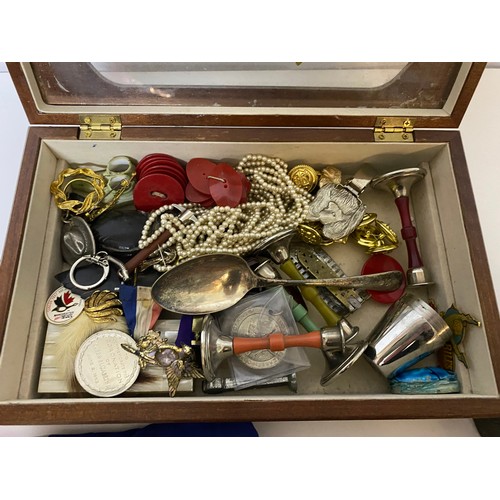 727 - Wooden jewellery box containing a selection of curios and costume jewellery