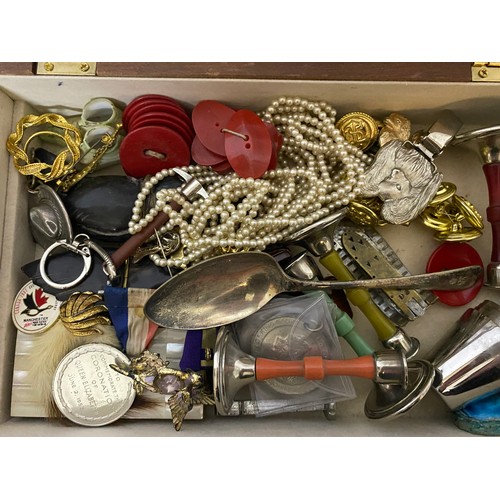 727 - Wooden jewellery box containing a selection of curios and costume jewellery