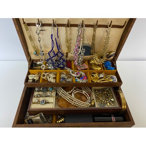 728 - Jewellery box containing vintage costume jewellery - necklaces, rings, earrings etc