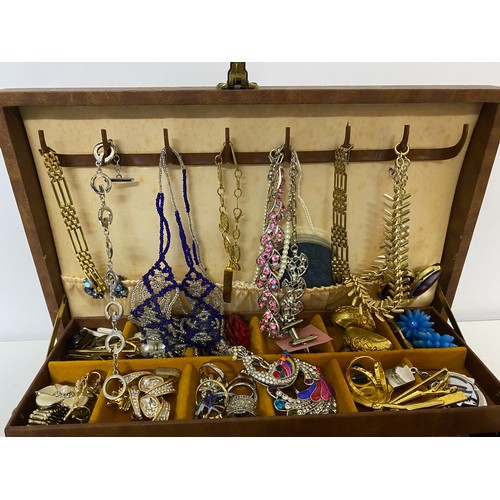 728 - Jewellery box containing vintage costume jewellery - necklaces, rings, earrings etc