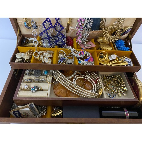 728 - Jewellery box containing vintage costume jewellery - necklaces, rings, earrings etc