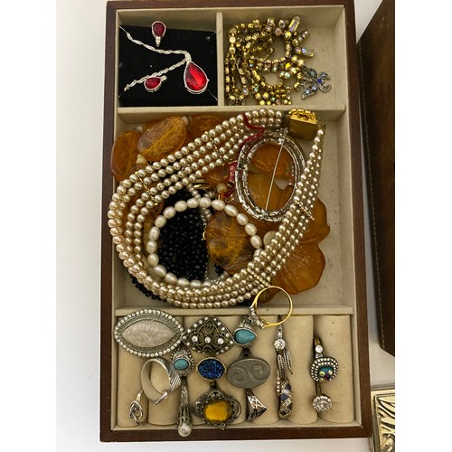 728 - Jewellery box containing vintage costume jewellery - necklaces, rings, earrings etc