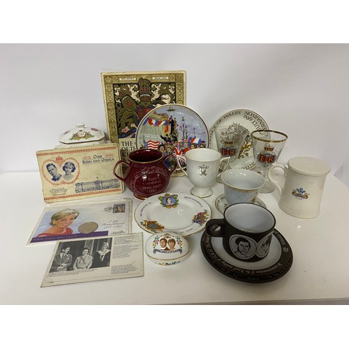 749 - Selection of collectable commemorative items