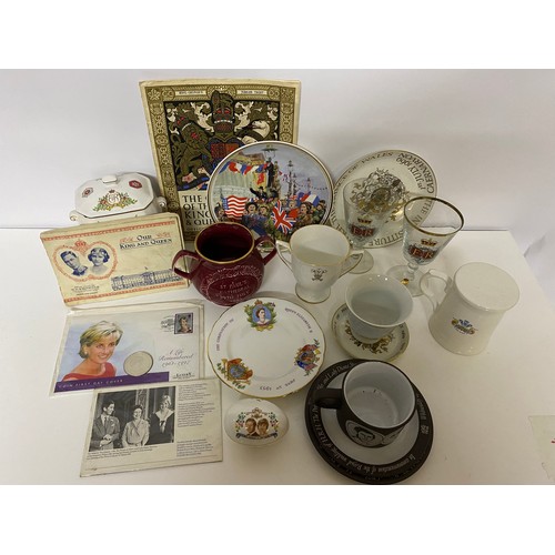 749 - Selection of collectable commemorative items