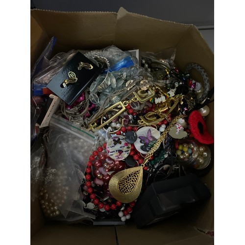 682 - Box of assorted costume jewellery.