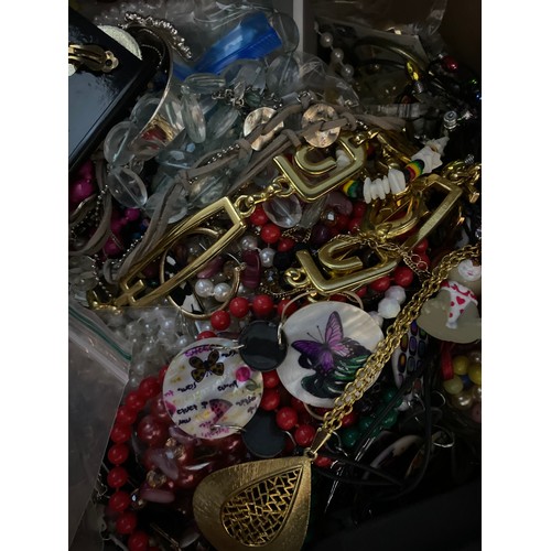 682 - Box of assorted costume jewellery.