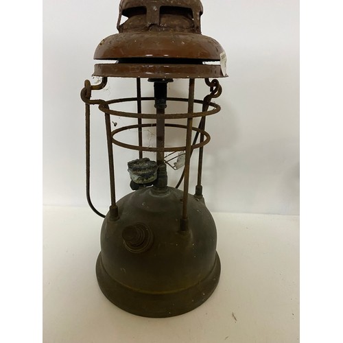 818 - A tilley lamp and an Optimus paraffin stove