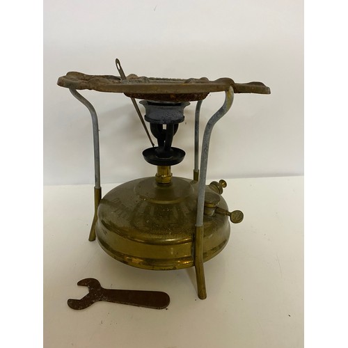 818 - A tilley lamp and an Optimus paraffin stove