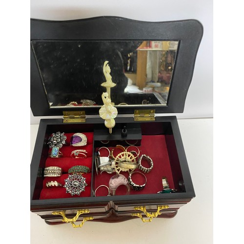 882 - 40 x vintage dress rings in musical jewellery chest.