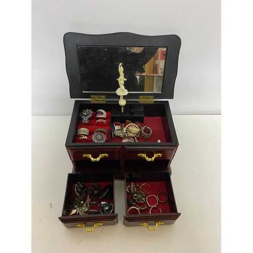 882 - 40 x vintage dress rings in musical jewellery chest.