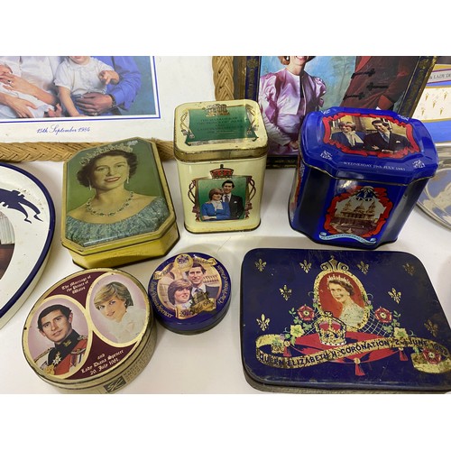 582 - Collection of vintage tins and trays - Royal themed