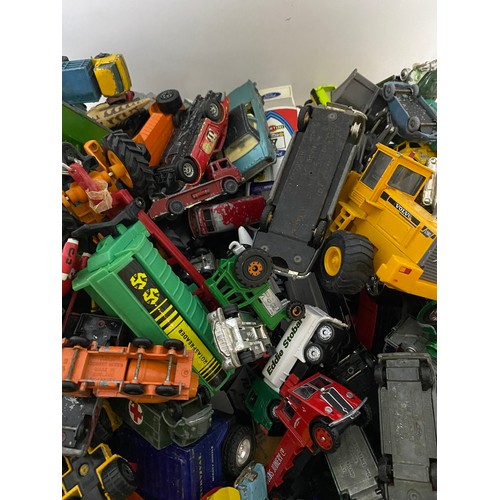 709 - Box of vintage and modern die cast vehicles including Corgi and Matchbox.