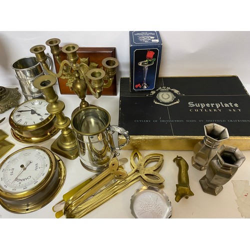 715 - Box of brass, metalware and cutlery.