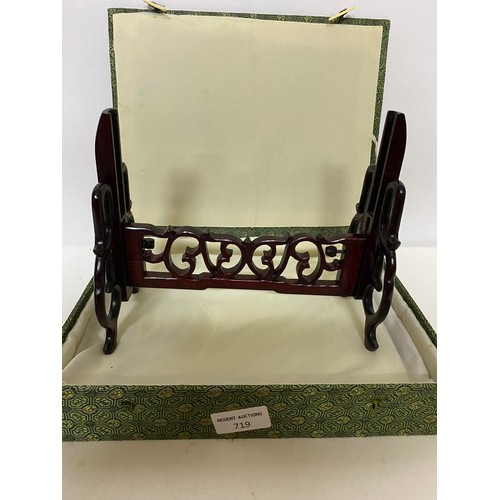 719 - Vintage Chinese table screen, embroided on Suzhoo silk with stand in original box. Also box of Chine... 