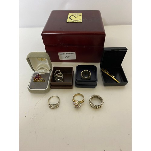 905 - Box of costume jewellery rings.