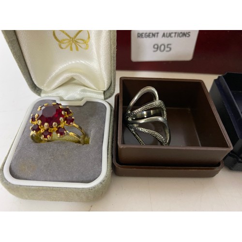 905 - Box of costume jewellery rings.