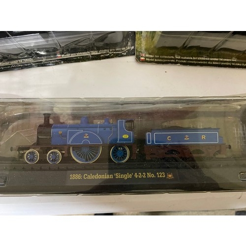 525 - 5 x model trains