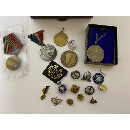 526 - Collection of medals and pins