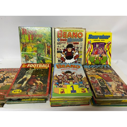 845 - Selection of vintage comic annuals