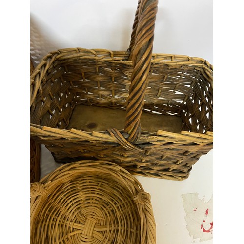 932 - Selection of 3 wicker baskets, largest has bottle holders.