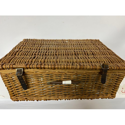 933 - Picnic basket with original contents