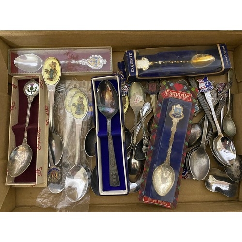 553 - Assortment of collectable spoons