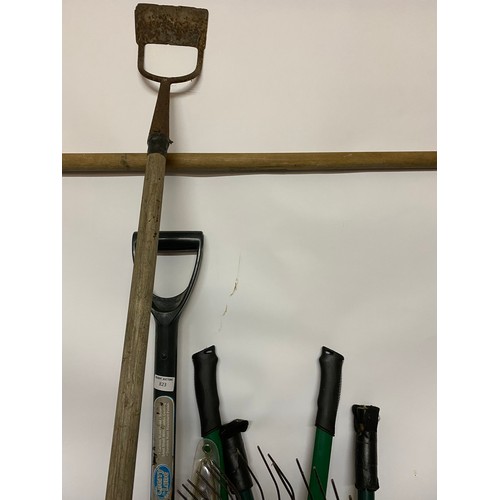 823 - Selection of garden tools