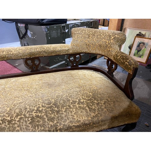 955 - Chaise Longue in gold fabric and dark wood frame