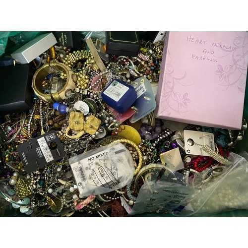 723 - Large selection of approximately 17 kg of costume jewellery