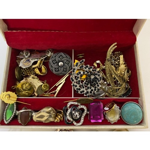 726 - Small jewellery box containing a selection of vintage costume jewellery, brooches, rings etc