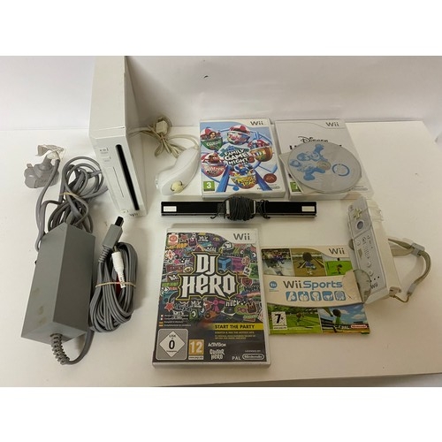 793 - Nintendo Wii console with controller, nunchuck and games. Fully tested and working