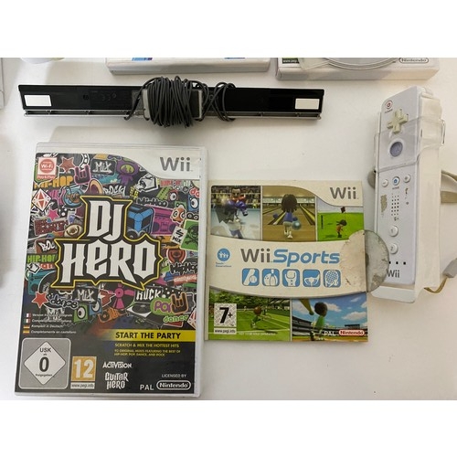 793 - Nintendo Wii console with controller, nunchuck and games. Fully tested and working