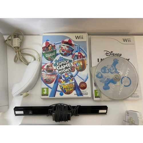 793 - Nintendo Wii console with controller, nunchuck and games. Fully tested and working