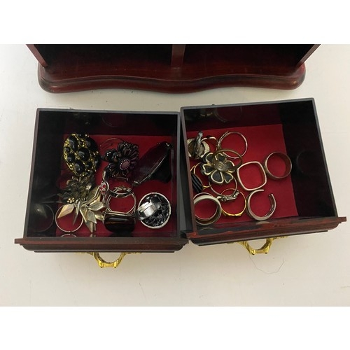 882 - 40 x vintage dress rings in musical jewellery chest.