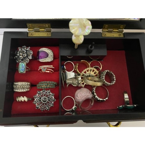 882 - 40 x vintage dress rings in musical jewellery chest.