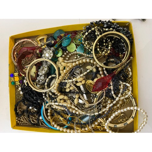 134 - Selection of costume jewellery including necklaces, earrings brooches etc