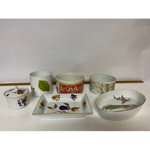 185 - Selection of Royal Worcester porcelain and a Pillivuyt and Royal Doulton souffle dish