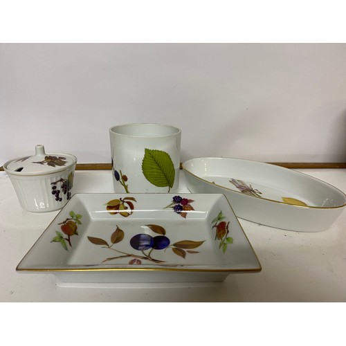 185 - Selection of Royal Worcester porcelain and a Pillivuyt and Royal Doulton souffle dish