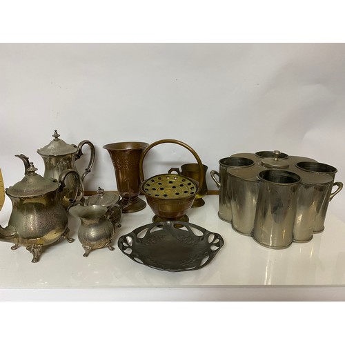 316 - Box of assorted brass, copper and metalware items  including a Villedieu basket