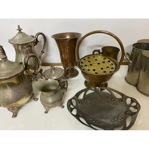 316 - Box of assorted brass, copper and metalware items  including a Villedieu basket