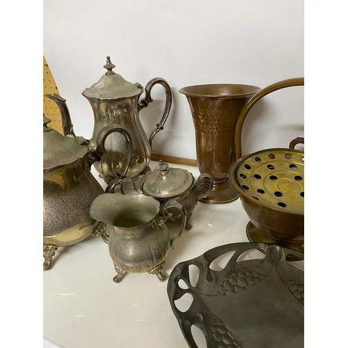 316 - Box of assorted brass, copper and metalware items  including a Villedieu basket