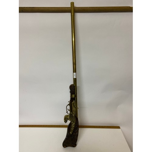 419 - Wall hanging rifle ornament measuring 105 cms long