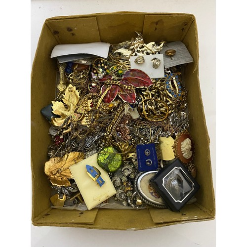 356 - Selection of assorted costume jewellery