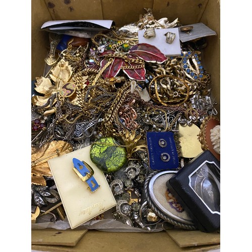 356 - Selection of assorted costume jewellery