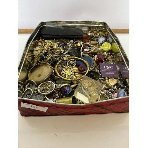 357 - Selection of assorted costume jewellery