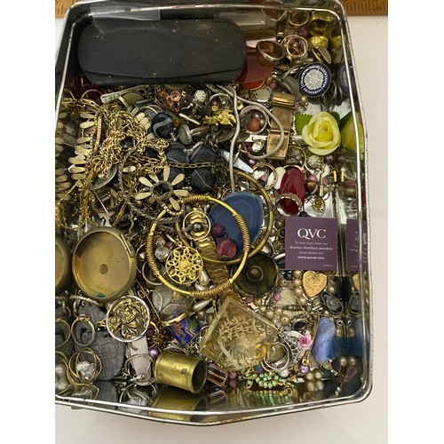 357 - Selection of assorted costume jewellery