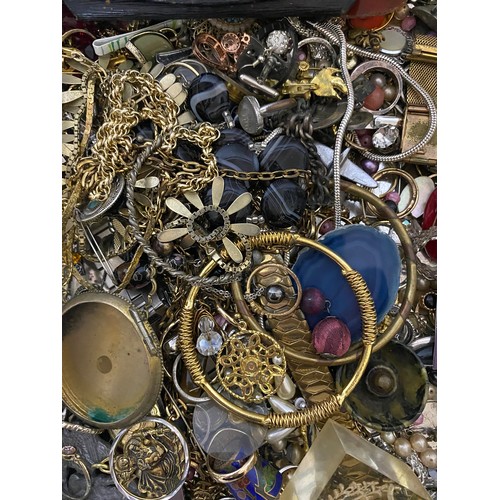 357 - Selection of assorted costume jewellery