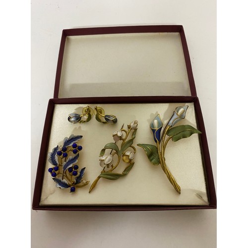 432 - 3 x vintage gold tone enamel brooches and set of pierced enamel earrings