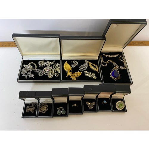 261 - Antique and Vintage boxed assortment of costume jewellery