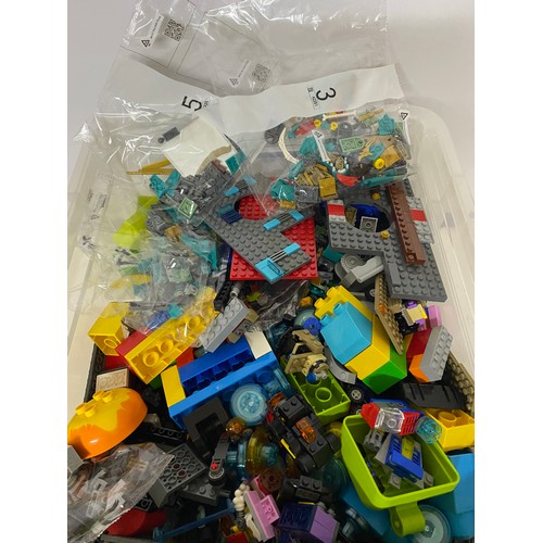 409 - Box full of assorted lego, box measures 40 x 35 cms